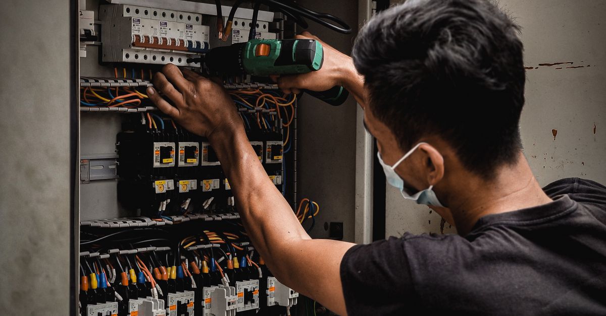 What Past Clients Say: Evaluating Testimonials for Commercial Electricians